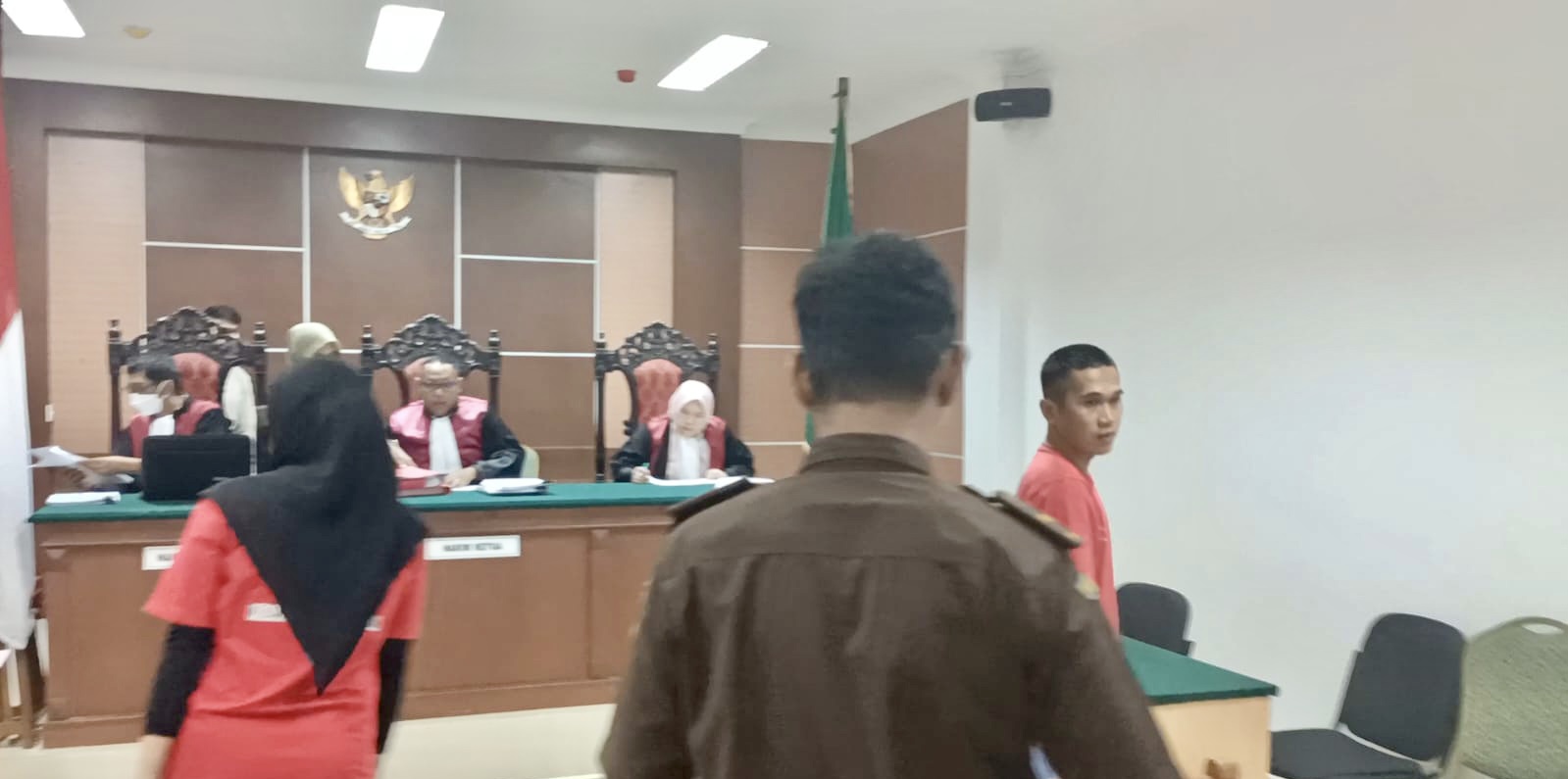 Terdakwa penyelundup narkoba saat di persidangan di PN Batam, Kamis (21/8).