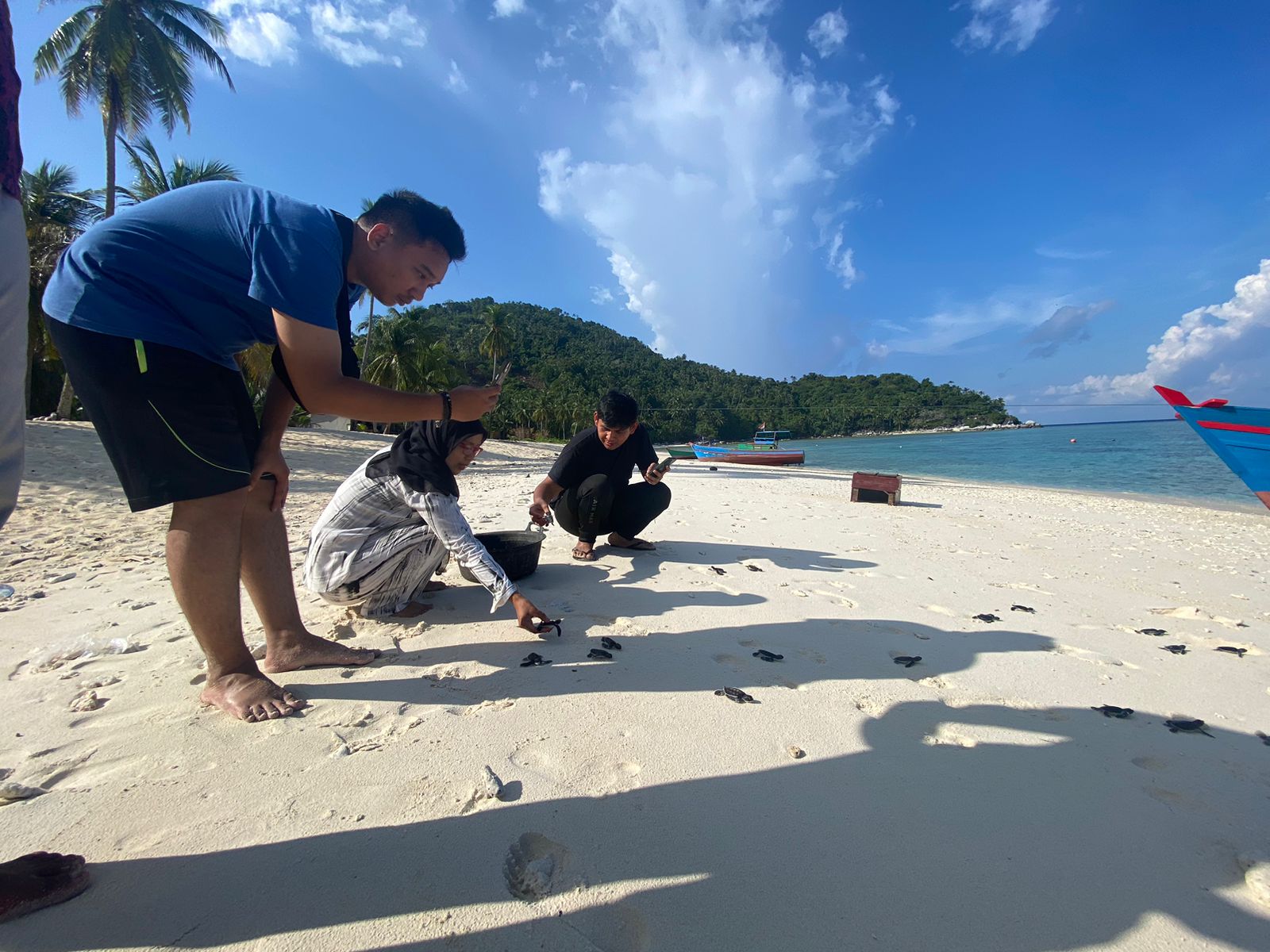 Rombongan wisatawan asal Tanjungpinang saat melepas tukik (anak penyu) di Pulau Pahat, Anambas.