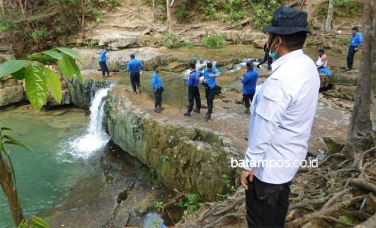 Ditpam BP Batam menutup akses masuk serta melarang warga untuk memasuki Telaga Bidadari di daerah tangkapan air Waduk Muka Kuning.