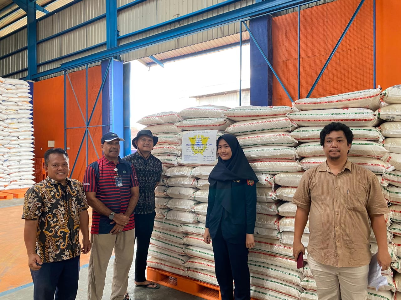 Perum Bulog Batam mengirim beras dari Gudang Bulog Batam kualitas premium ke Karimun.