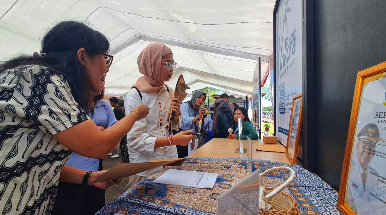 Pencari kerja memasukkan surat lamaran di salah satu perusahaan yang berpartisipasi dalam Job Fair di Kawasan BIE), Lobam pada Jumat (22/8/2025).