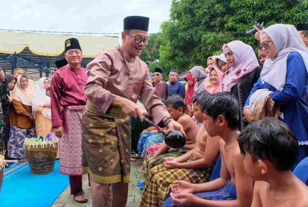 Tradisi Mandi Safar di Pulau Penyengat Tanjungpinang.