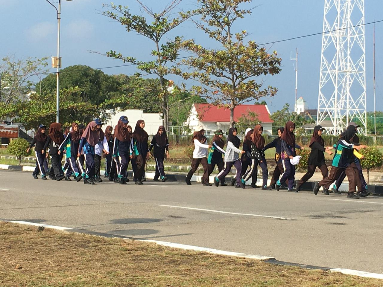 Peserta saaat latihan jelang pelaksanaan gerak jalan kemerdekaan.