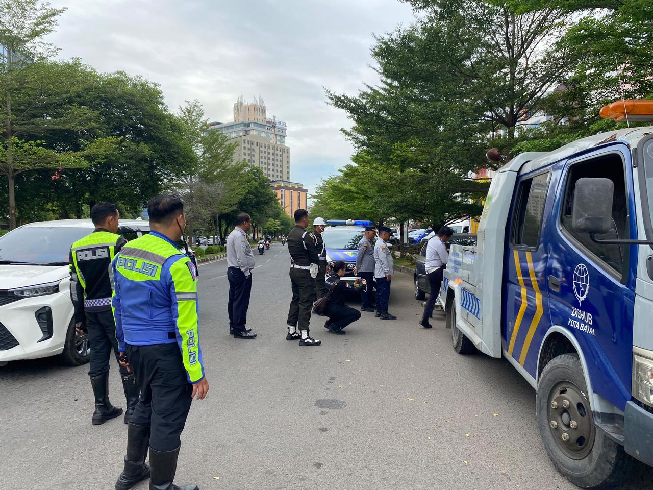 Dishub) Kota Batam bersama aparat gabungan kembali menggelar penertiban parkir liar di kawasan Nagoya, Kamis (21/8)