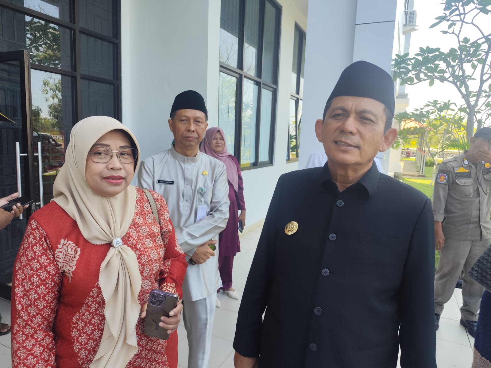 Kepala BKAD Kepri, Venni (kiri) bersama Gubernur Kepri Ansar Ahmad (kanan).