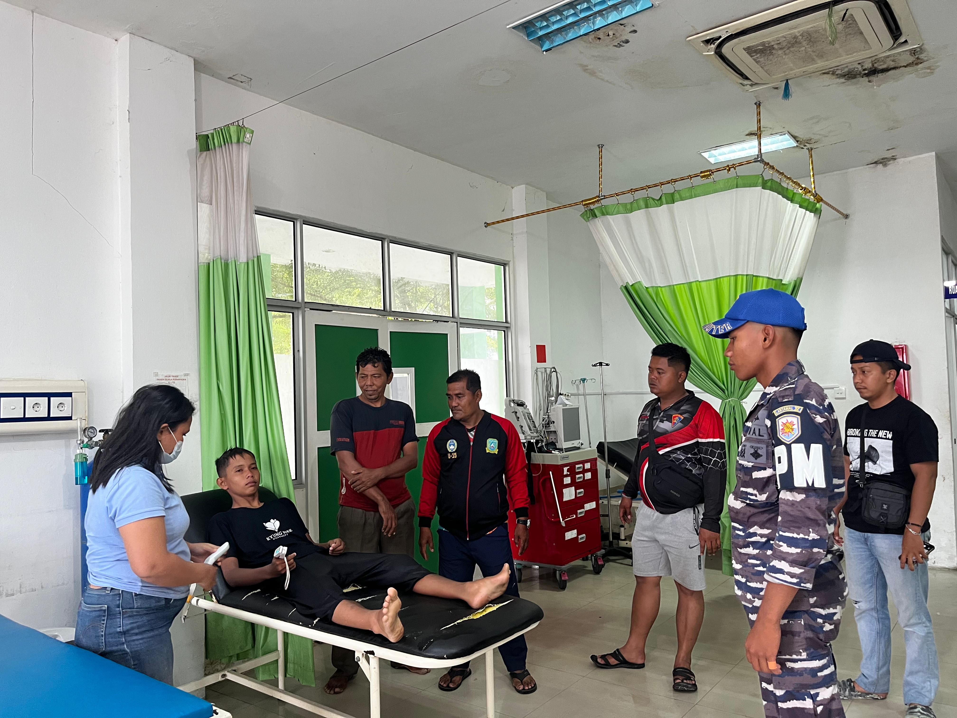 Korban, Hibatullah Ariq (11) dan Desrianto (49) saat diperiksa oleh tenaga medis RSUD Tarempa usai selamat dari tenggelam.