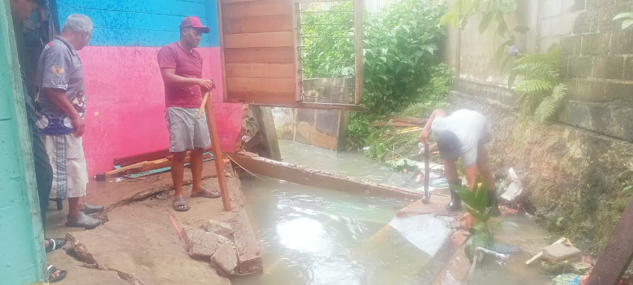 Kondisi Rumah warga yang roboh dan terendam oleh banjir akibat curah hujan yang deras di Dabo Singkep, Minggu (24/8).
