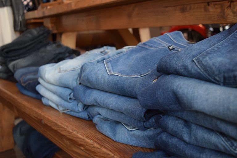 ILUSTRASI. Lemari celana jeans pria.