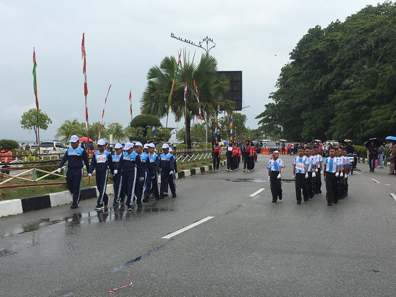Peserta gerak jalan di Karimun tetap semangat walau sempat daeraha tersebut diguyur hujan.