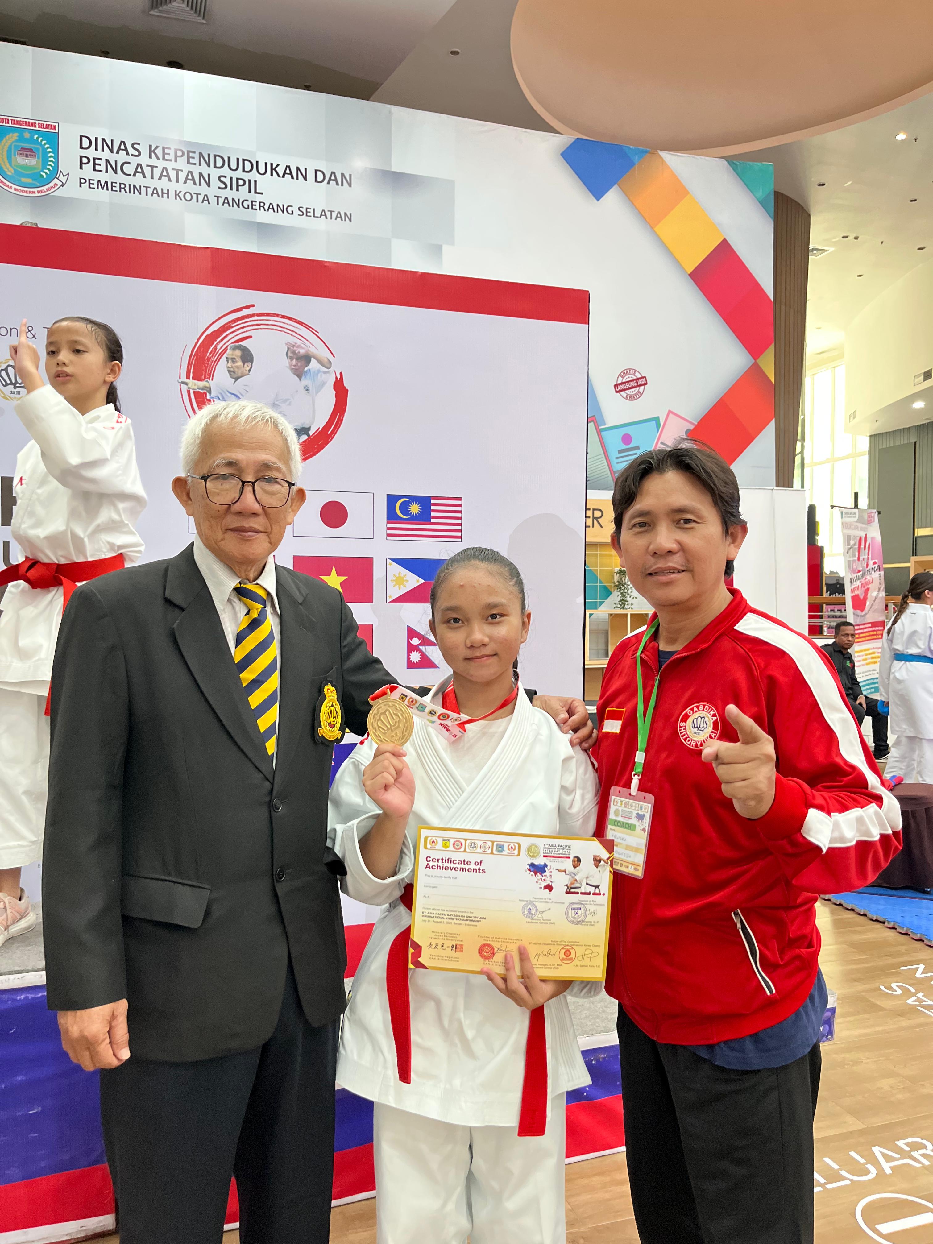 Stefanie Anastasya Putri Naibaho, pelajar kelas 7 SMP Sekolah Sentosa Perdana (SSP) Sagulung, Kota Batam (tengah).