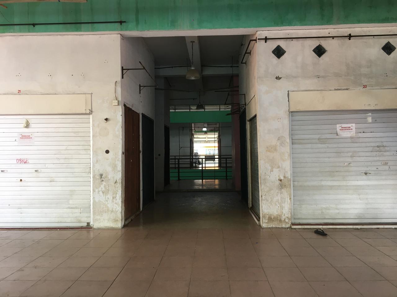 Kios kios di lantai 2 Pasar Puan Maimun Karimun banyak yang tutup.