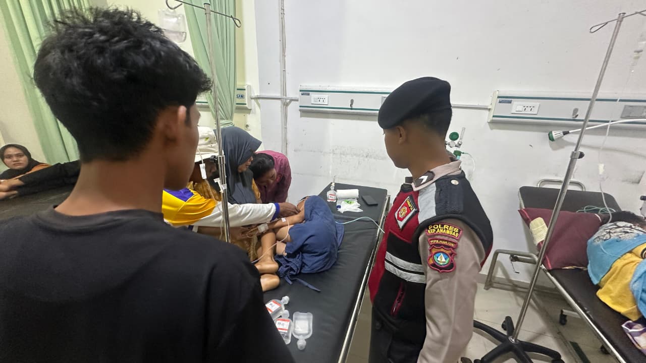 Salah satu korban dinding ambruk saat mendapat perawatan medis dari Puskesmas Palmatak.