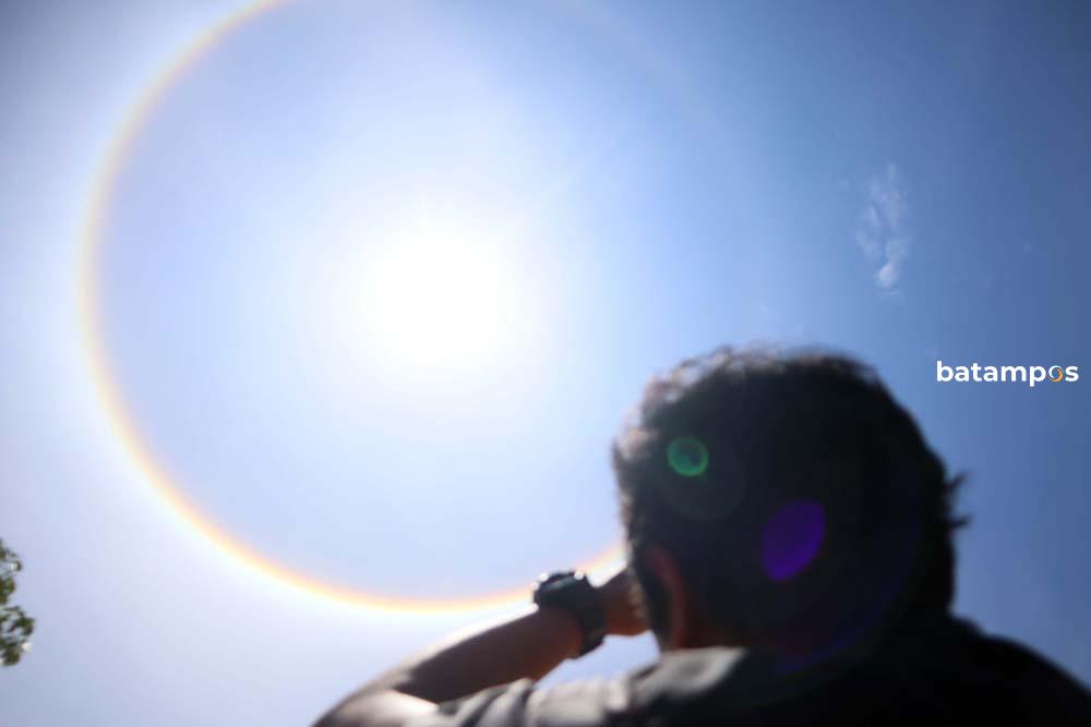 Fenomena halo matahari di langit Batam.