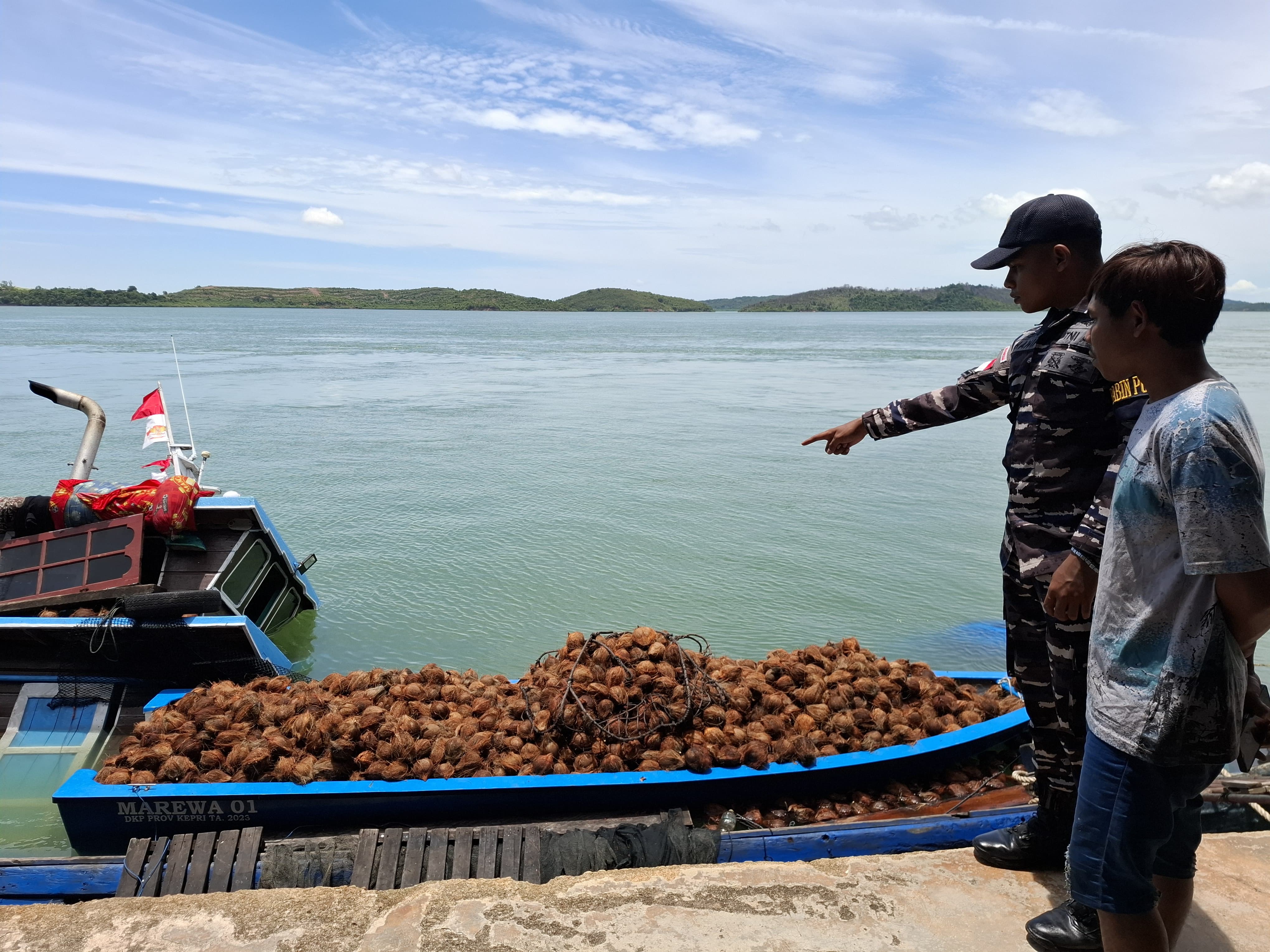 Kapal motor (KM) Senang Hati 68 yang mengangkut puluhan ton kelapa tenggelam di Perairan Setokok, Bulang, Kota Batam, pada Senin (25/8) dini hari.