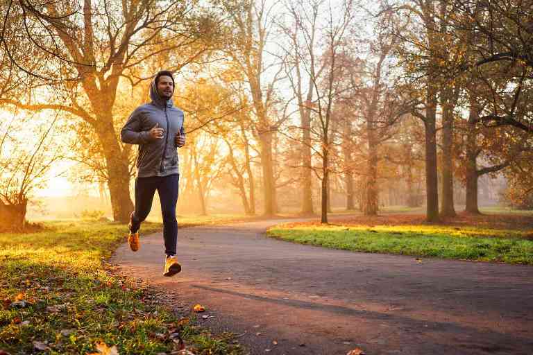 ILUSTRASI. Jogging, salahs atu olahraga yang bisa menekan risiko ngorok saat tidur.