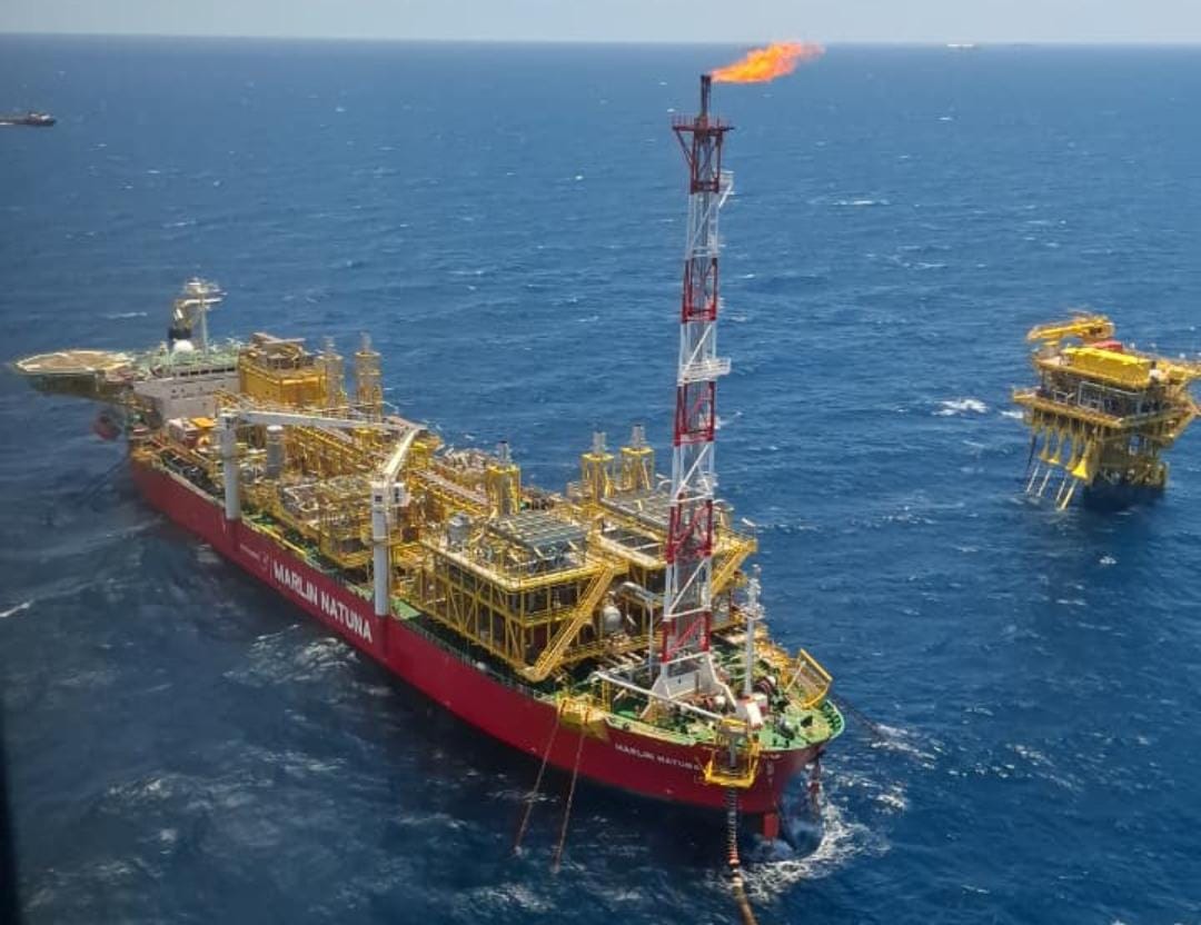 Kapal Malin Natuna milik salah satu perusahaan migas sedang beroperasi di perairan Anambas. Tahun ini, CSR Migas jadi penopang untuk Anambas ditengah fiskal belum stabil.