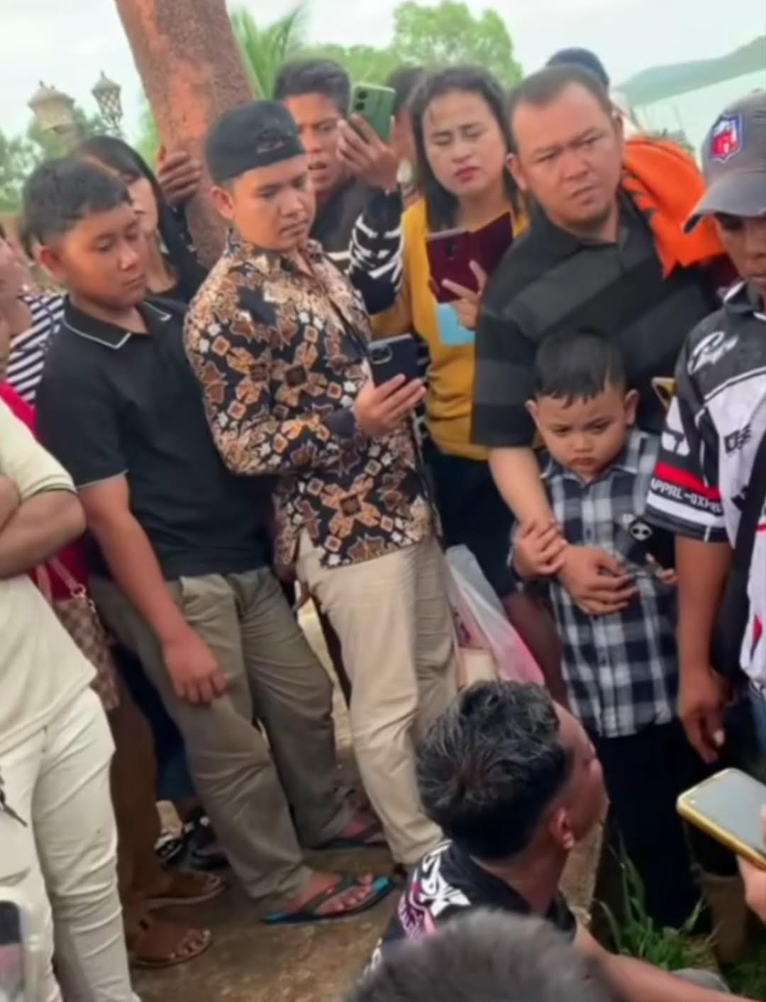 Pria yang nekat melompat dari jembatan barelang dikerumuni warga usai diselamatkan nelayan.