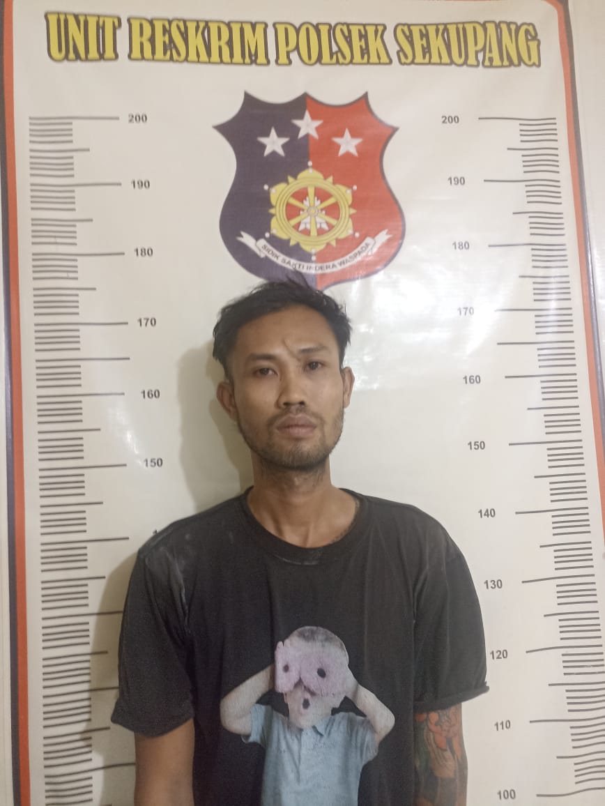 Tersangka pelaku penusukan di Mapolsek Sekupang.