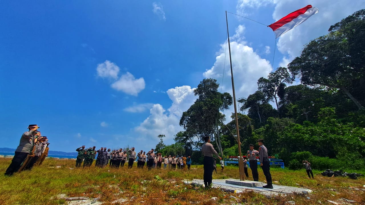 Pengibaran bendera Merah Putih yang dilaksanakan di pulau terluar Bintan di Pulau Sentut, Desa Mapur, Kecamatan Bintan Pesisir pada Selasa (26/8/2025).