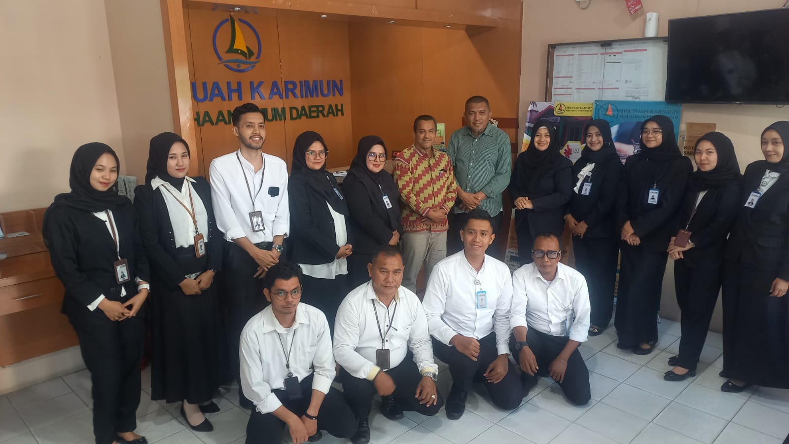 Wakil Bupati Karimun foto bersama saat  berkunjung ke BPR Tuah Karimun.