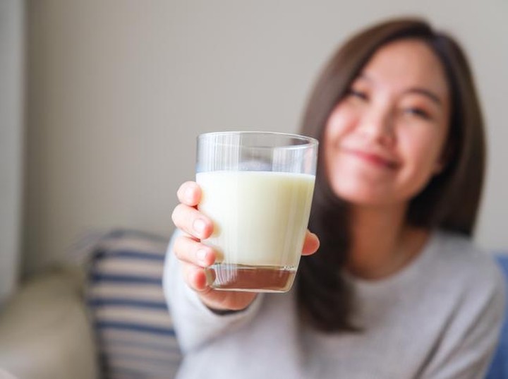 Ilustrasi minum susu