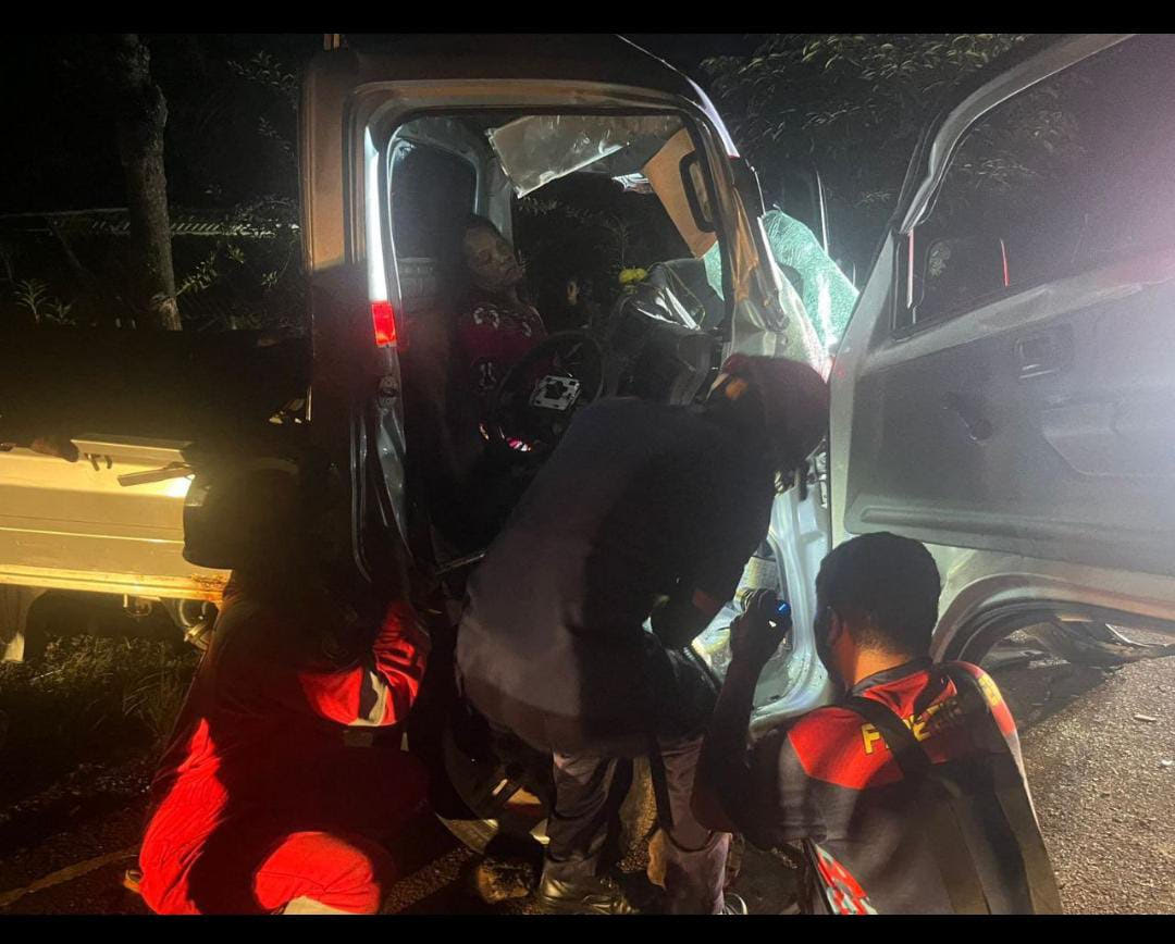 Petugas lakukan evaluasi kepada pasangan suami istri yang terjal dalam mobil yang tabrak pohon di sembulang.