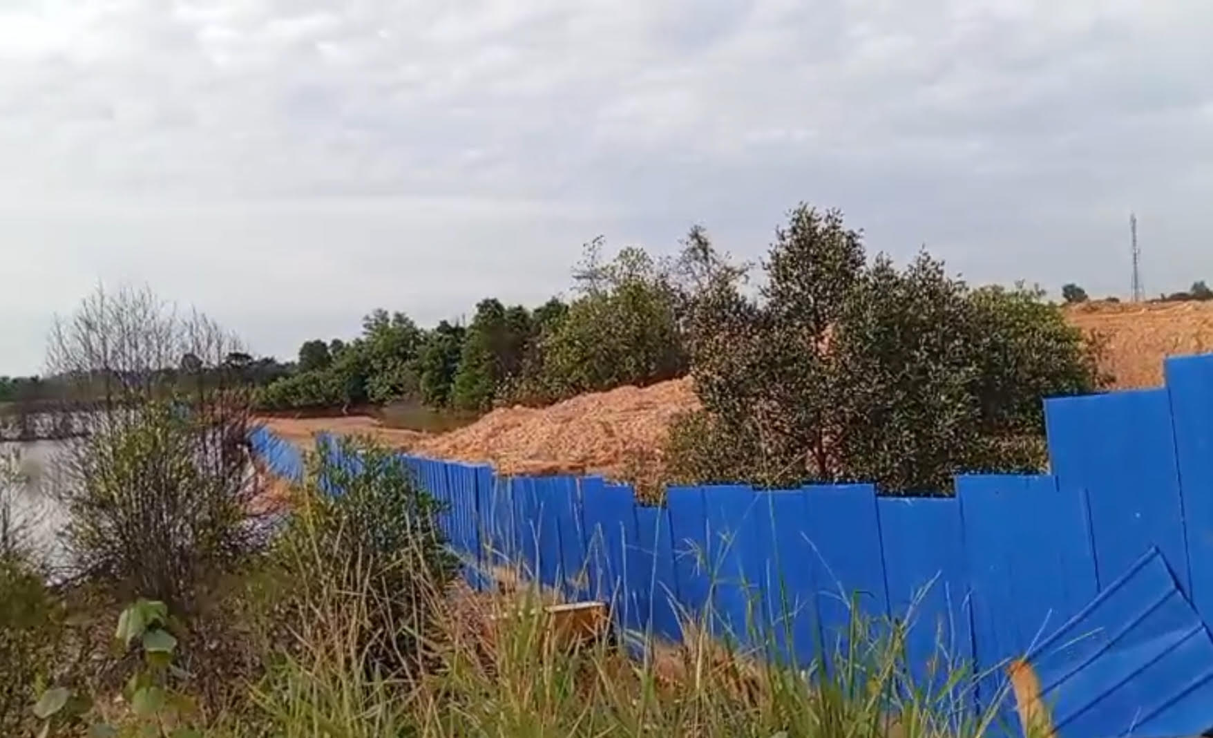 Penimbunan bakau dan alur sungai di Dapur 12, Batam.