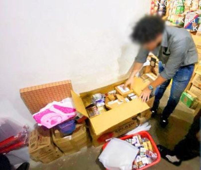 Petugas BC Tanjungpinang saat merazia rokok ilegal di toko-toko.