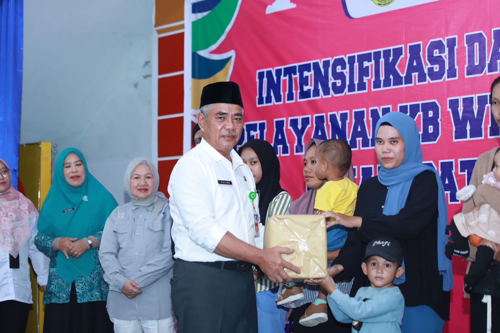 Kepala Perwakilan BKKBN Kepri Rohina mendampingi Yulius,SKM, Staf Ahli Pemkab Lingga saat memberi bantuan kepada warga