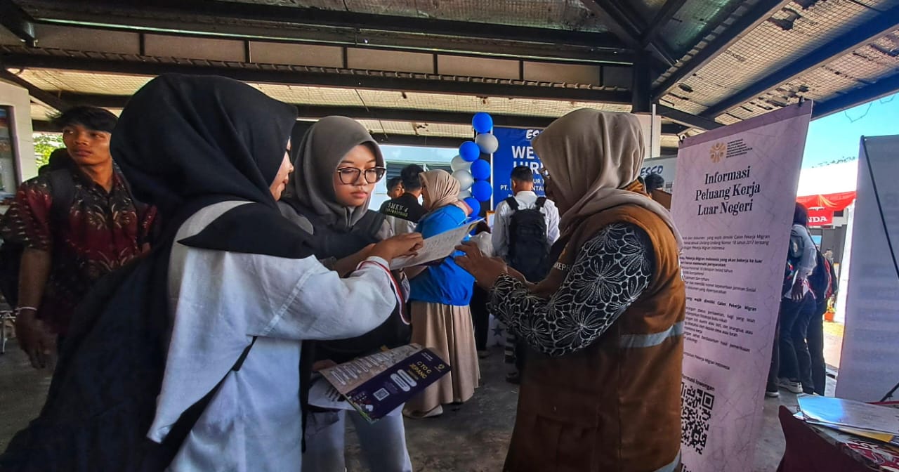 Pencari kerja saat menyerahkan berkas lamaran di job fair yang dilaksanakan di Kawasan Bintan Industrial Estate (BIE), Lobam.