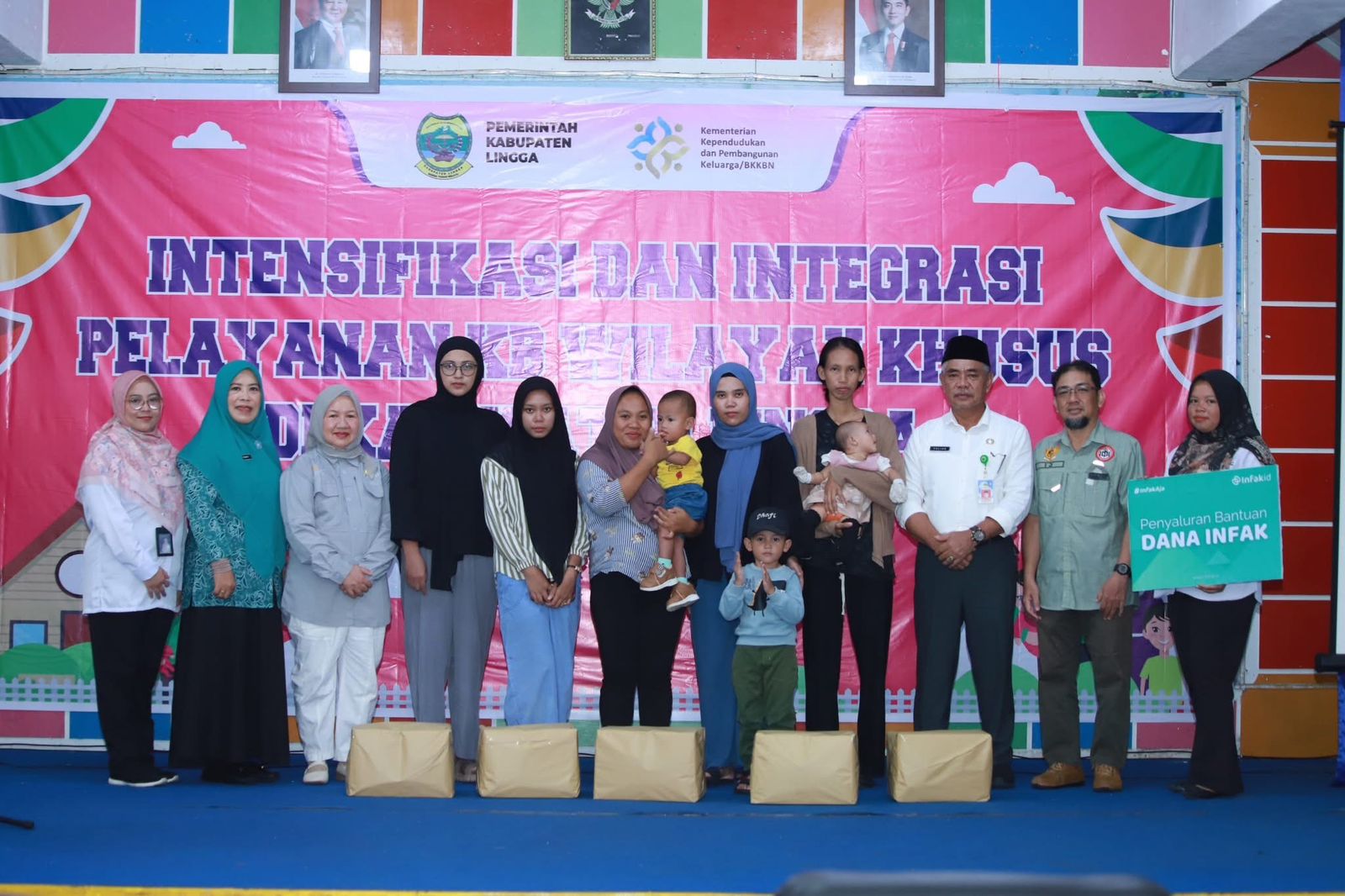 Foto bersama usai penyerahan bantuan untuk Keluarga Berisiko Stunting oleh Kemendukbangga/BKKBN dan Pemkab Lingga, Rabu (27/8).
