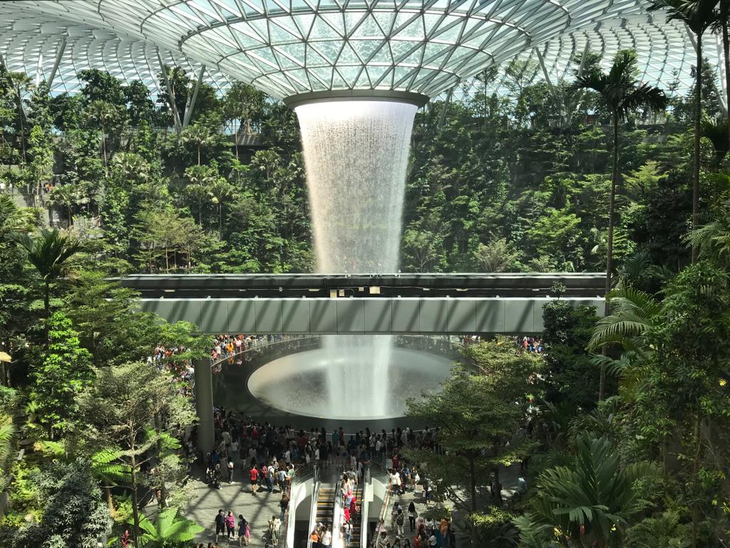 Rain Vortex di Jewel, Bandara Changi, jadi salah satu objek wisata di Singapura.