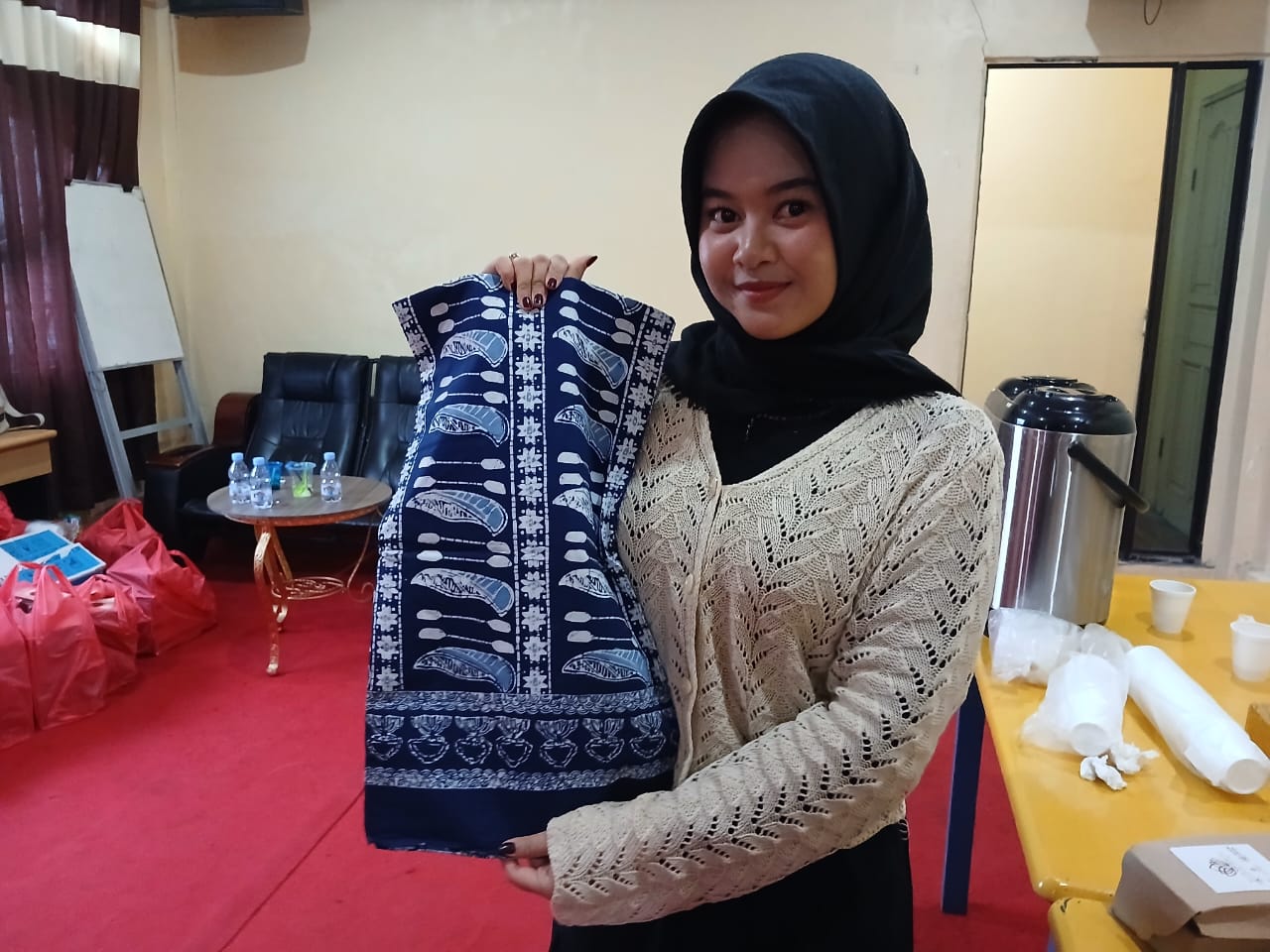 Salah satu model sedang menunjukkan batik manggrove yang dijajakan dalam pelatihan di Tarempa, Kamis, (28/8).