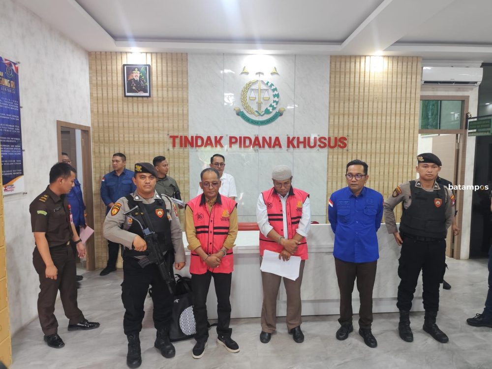 YI dan DA usai ditetapkan tersangka dalam kasus dugaan korupsi kuota rokok di Kabupaten Karimun, Kamis (28/8).