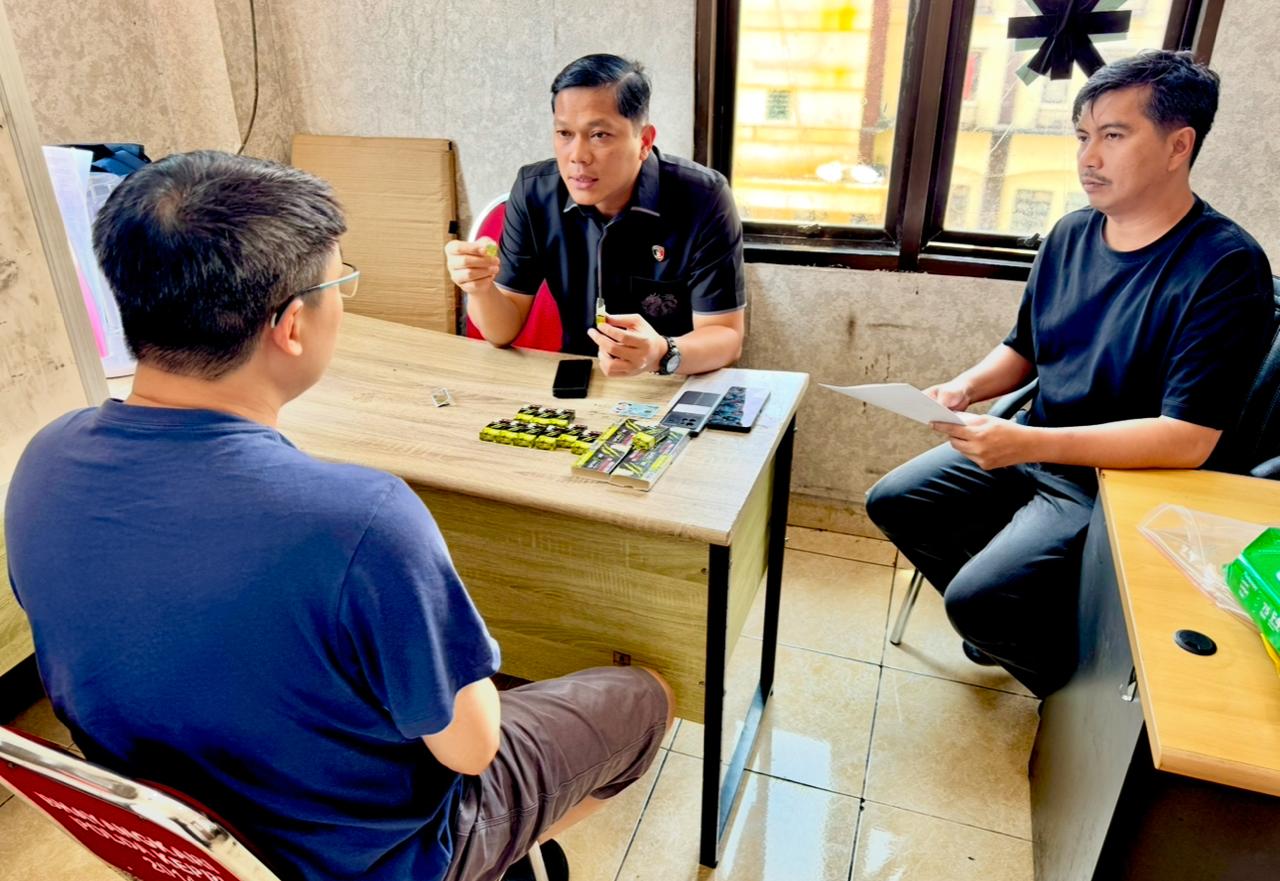Tersangka penjual vape berisi narkoba saat diinterogasi polisi.