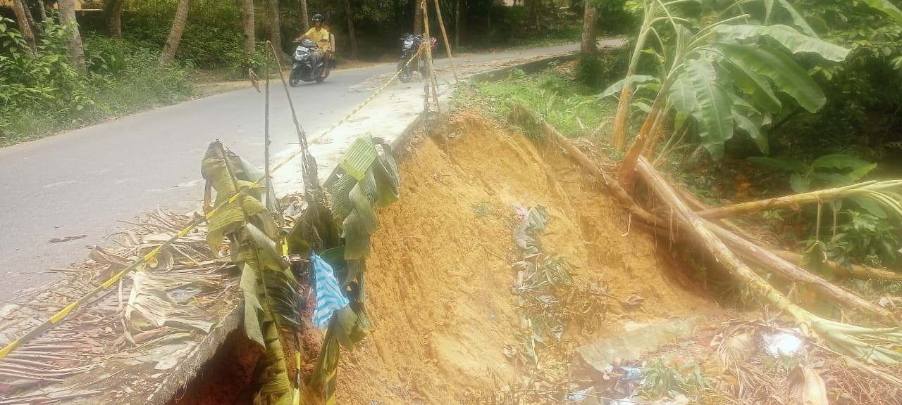 Batu miring yang roboh di Jalan Bukit Kapitan, Kecamatan Singkep, Kabupaten Lingga, Kamis (28/8).
