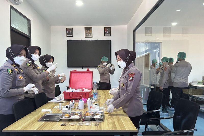 Tim Gizi Dokkes Polda Kepri mengecek kualitas gizi pada menu makanan bergisi gratis (MBG) yang diproduksi dari Dapur SPPG Polda Kepri, Kota Batam, Senin (25/8/2025).