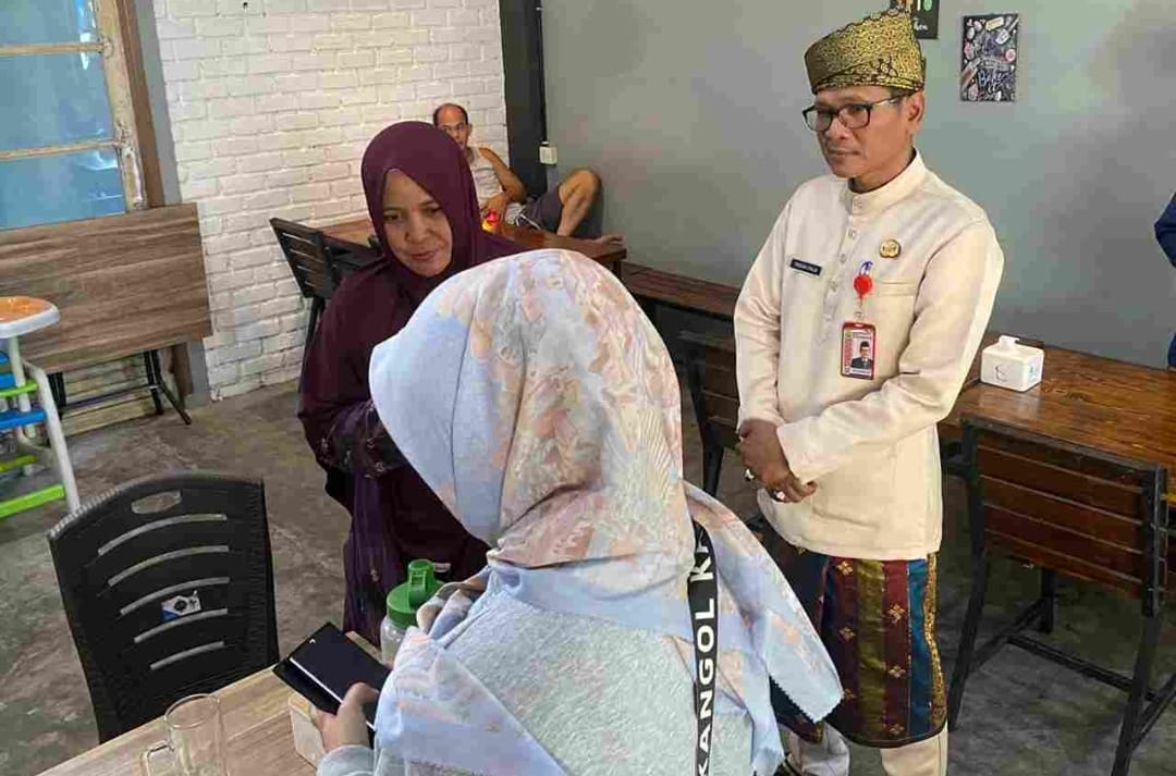 Tim BKPSDM Tanjungpinang saat menggelar razia penegakan disiplin pegawai di sejumlah kedai kopi dan rumah makan di Tanjungpinang.