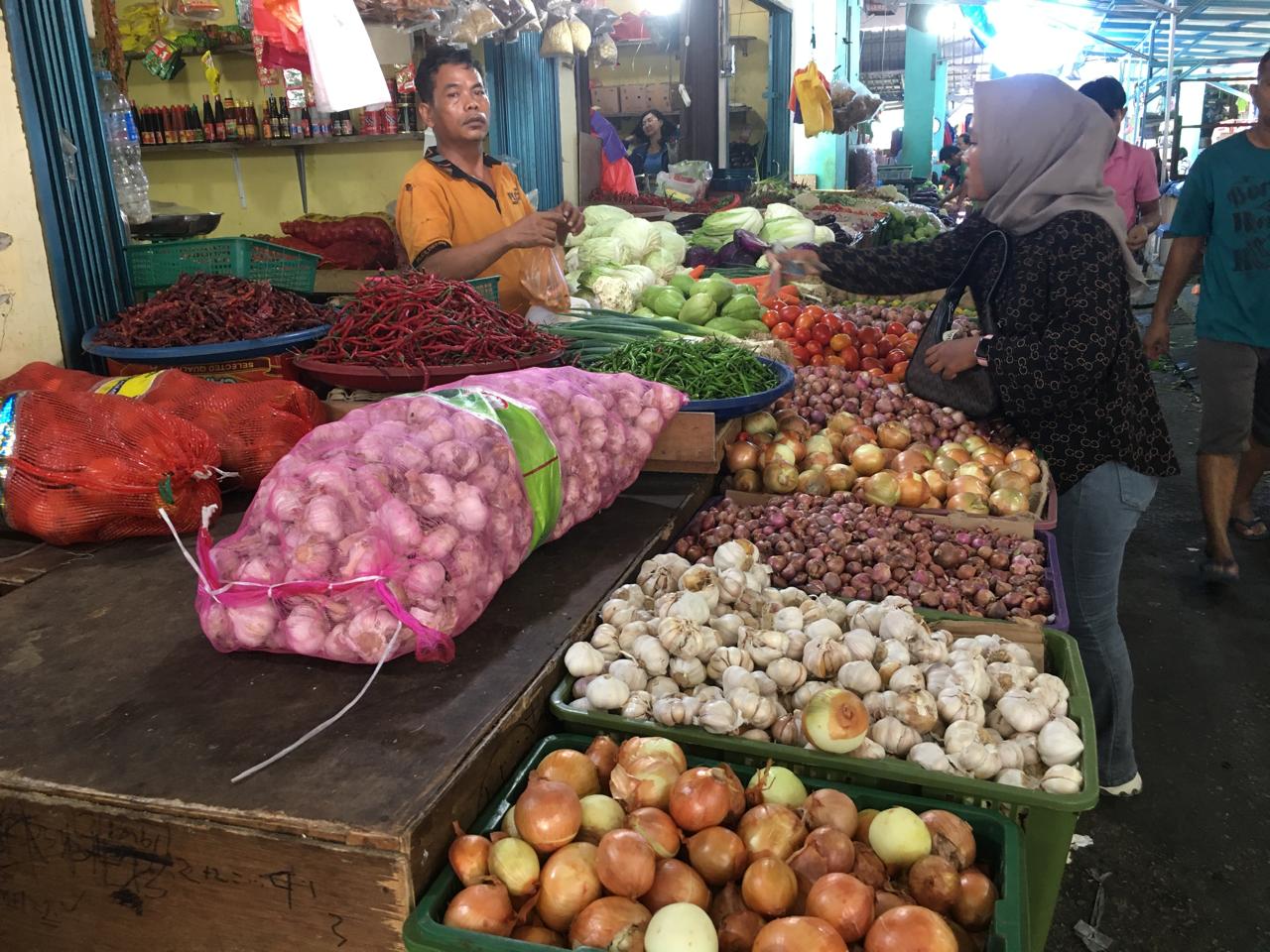 aktivitas jual beli di pasar.