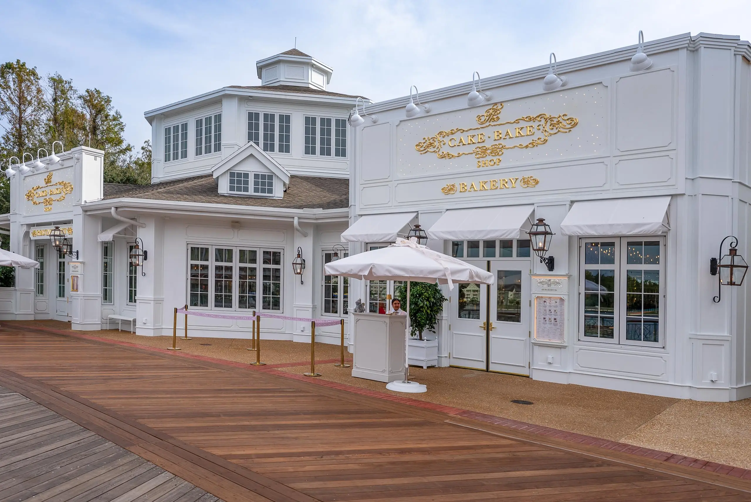 BANGUNAN toko kue atau Cake Bake Shop Bakery di Disney&rsquo;s Boardwalk, Orlando, Florida, Amerika Serikat diprotes pelanggan.