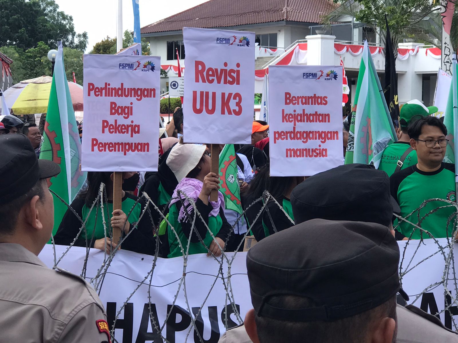 Massa yang tergabung dalam Koalisi Rakyat Batam (KRB) menggelar aksi unjuk rasa di depan Kantor Wali Kota Batam, Kamis (28/8).