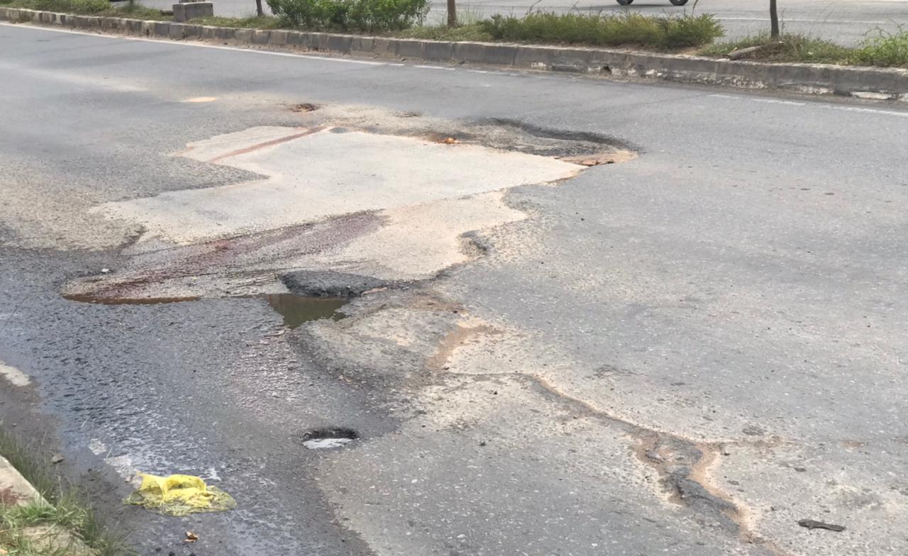 Jalan Laksamana Bintan, tepat di depan SPBU Seipanas, tampak rusak parah, Jumat (29/8).