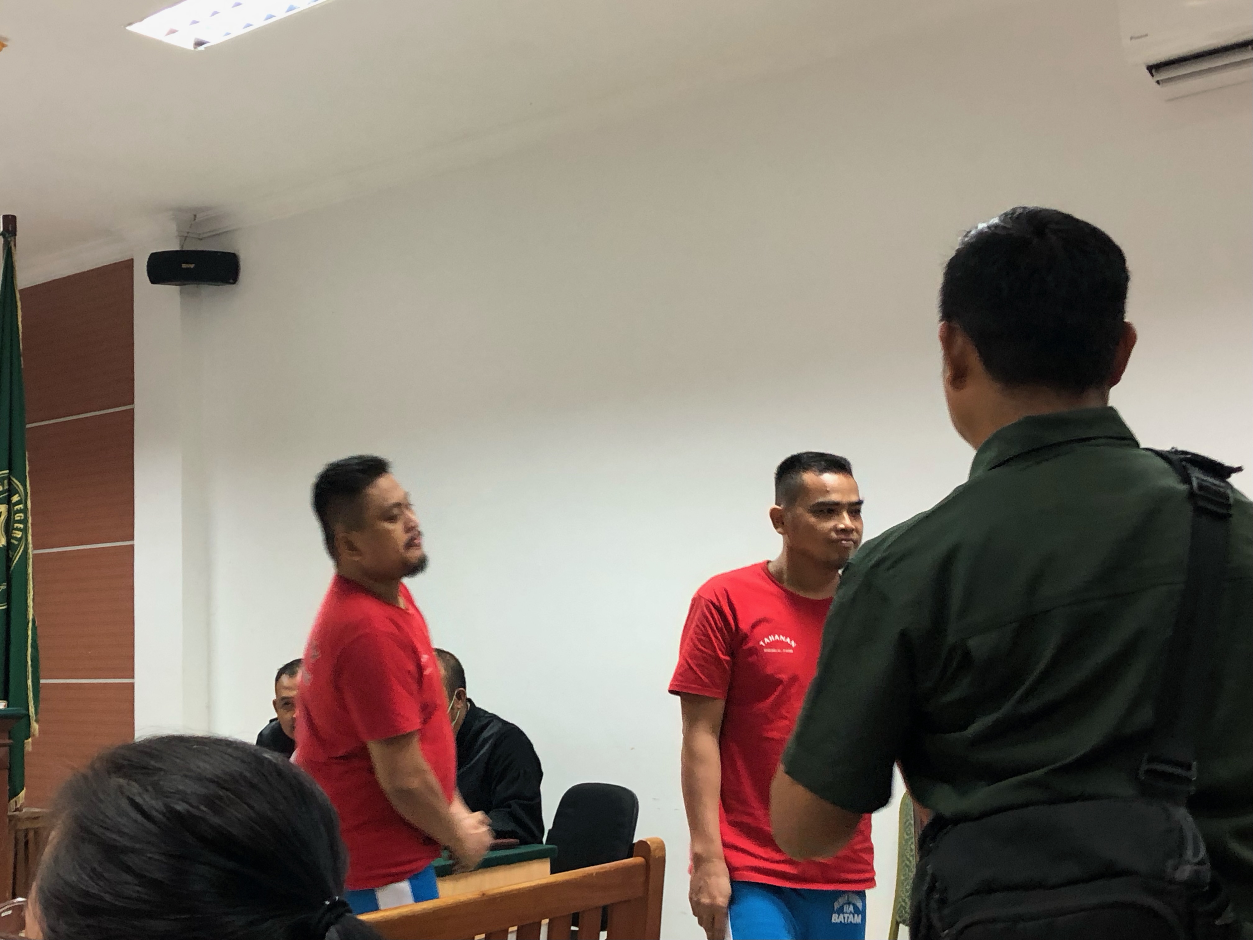 Dua pengedar narkoba seusai menjalani sidang vonis.
