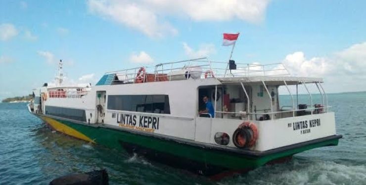 MV Lintas Kepri saat erlayar dari pelabuhan Jagoh menuju pelabuhan Telaga Punggur.