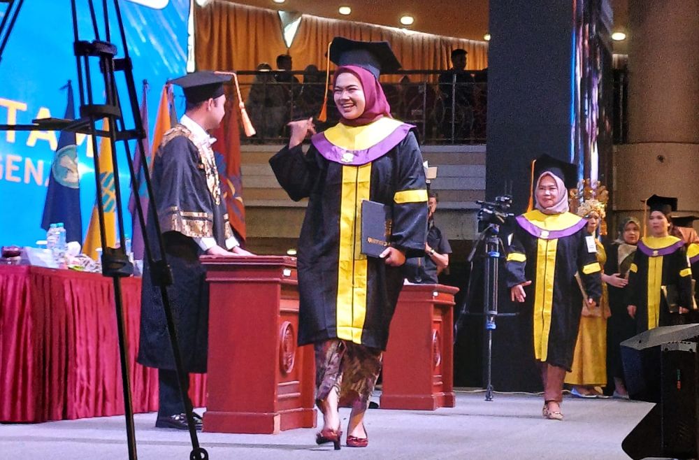 Salah seorang mahasiswa UT Batam yang ikut diwisuda, Sabtu (30/8).