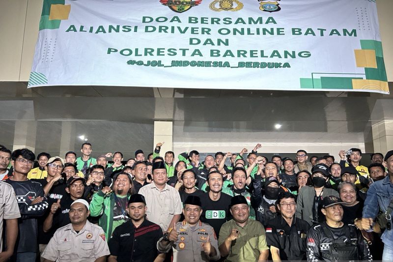Kapolresta Barelang Zaenal Arifin fbersama dengan pengemudi ojek online (ojol) se-Kota Batam, usai doa bersama untuk almarhum Affan Kurniawan di Mapolresta Barelang, Kota Batam, Jumat (29/8/) malam.