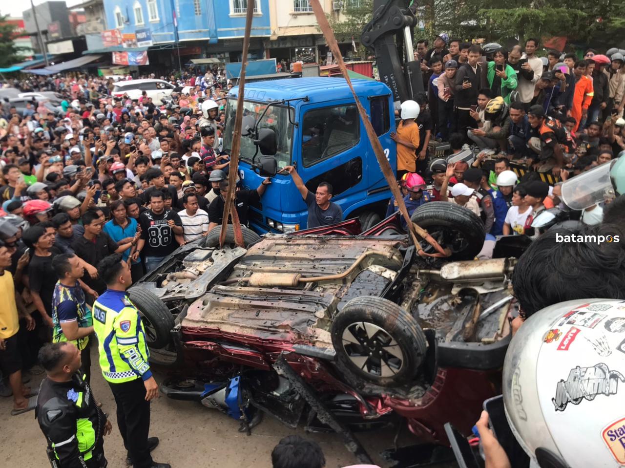 Truk trailer menabrak mobil sedan di  tiban Center.