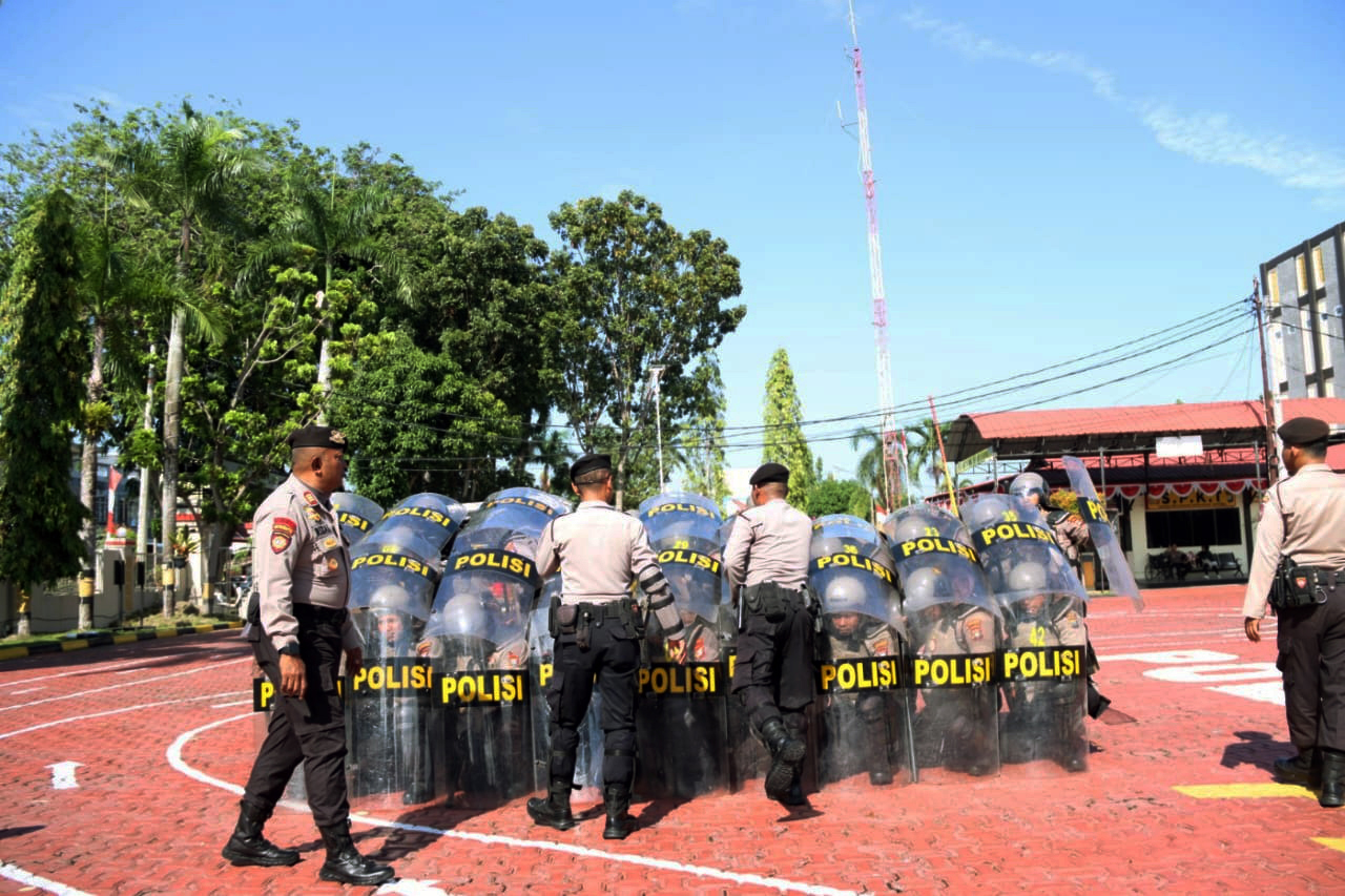 Dalmas Polres Karimun saat mengikuti latihan.