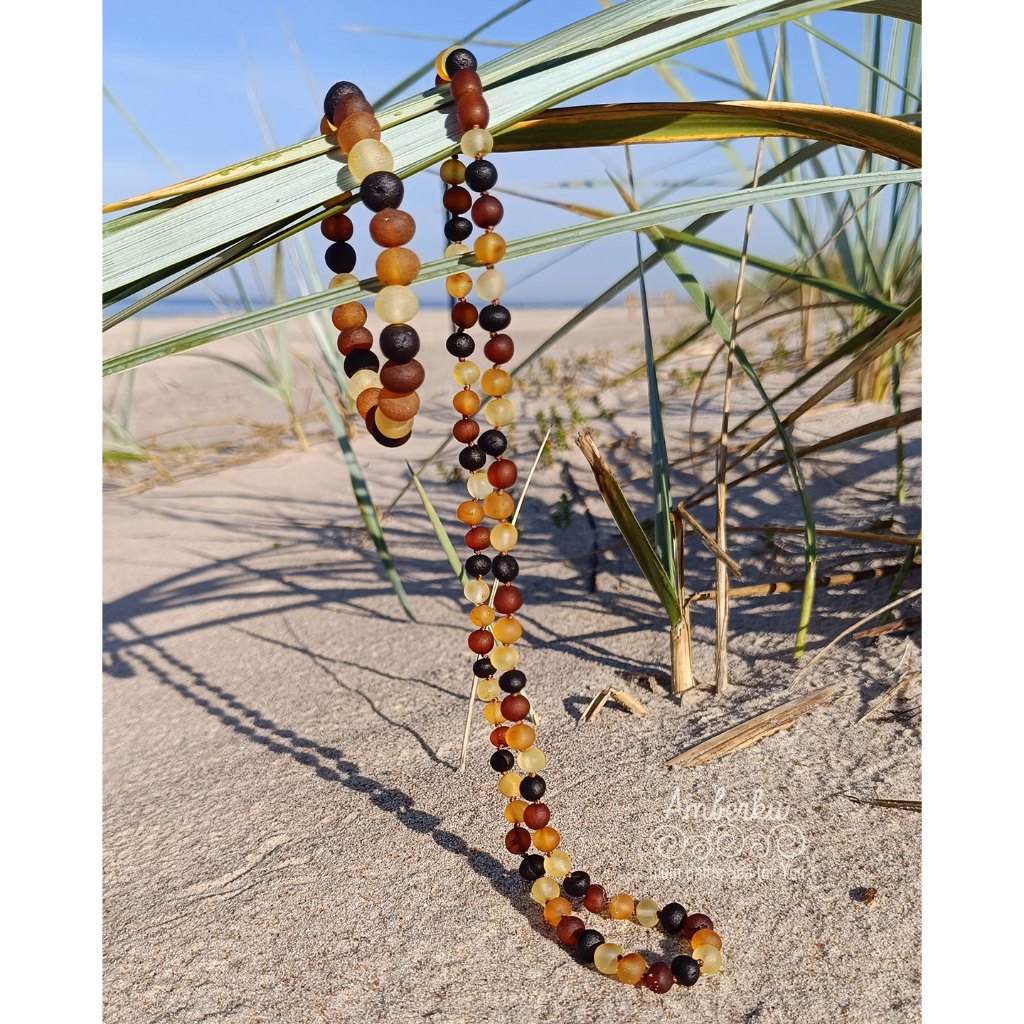 ILUSTRASI batu amber Kalimantan yang sudah dijadikan perhiasan.