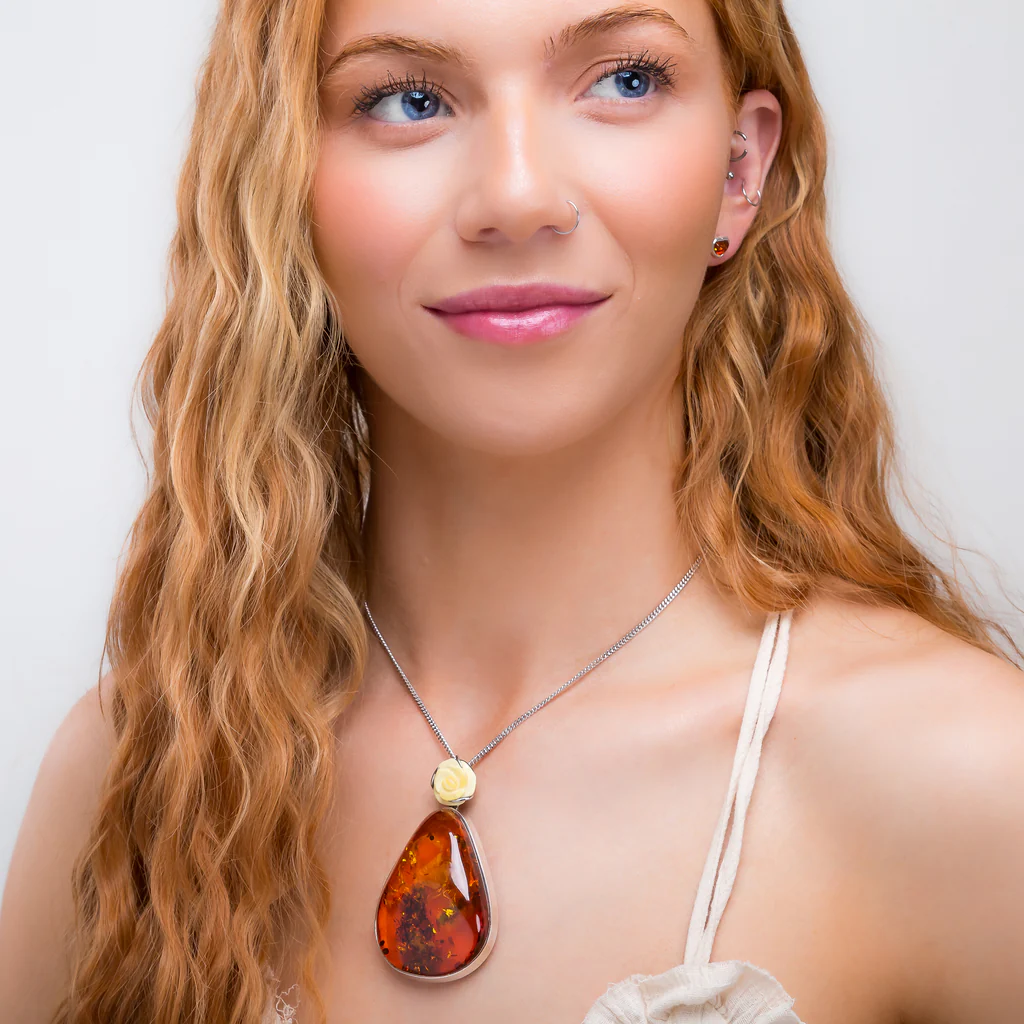 ILUSTRASI Perempuan mengenakan perhiasan kalung dengan bandul batu amber asli seharga 260 Euro atau stara Rp 5 juta.
